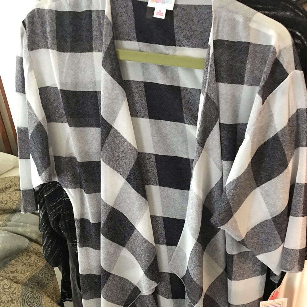 Nwt Lularoe size small white/black plaid Shirley